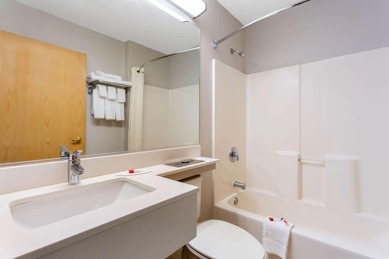 Bathroom 5, Microtel Inn & Suites By Wyndham Philadelphia Air, Philadelphia