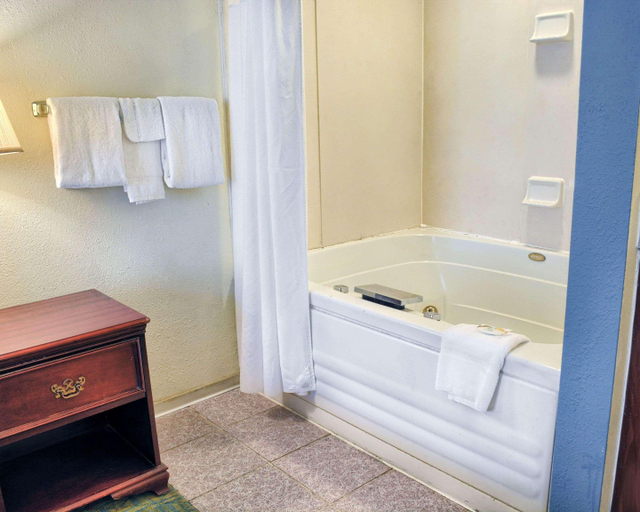 Bathroom, Quality Inn Thornburg, Spotsylvania