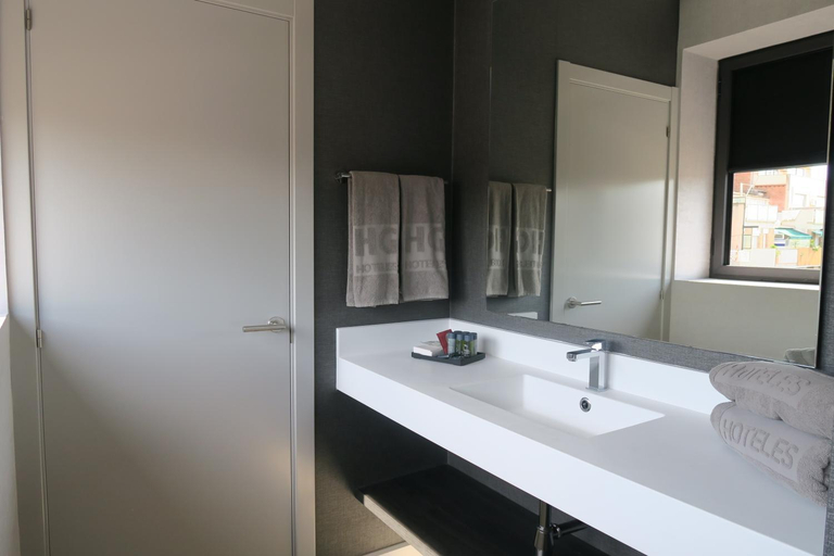 Bathroom 3, HG City Suites Barcelona, Barcelona
