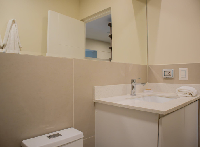 Room 5, w Modern 2BR w Scenic Balcony Close to Kennedy Park, Lima
