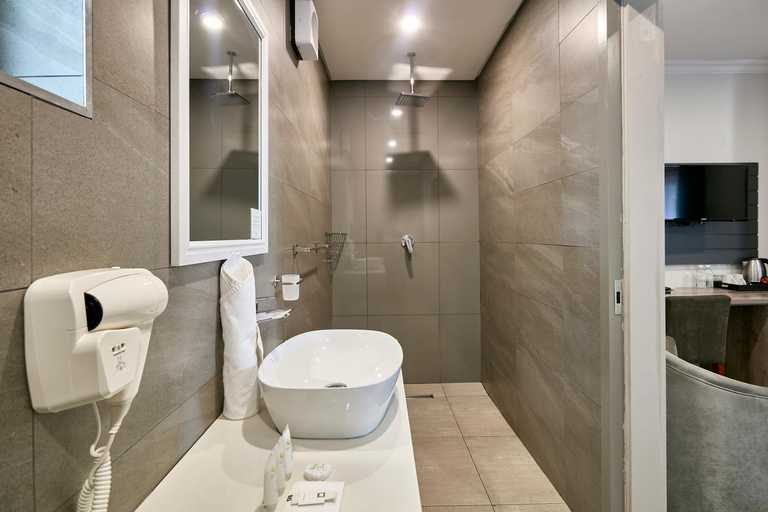 Bathroom 4, Travelodge Kasane, Chobe