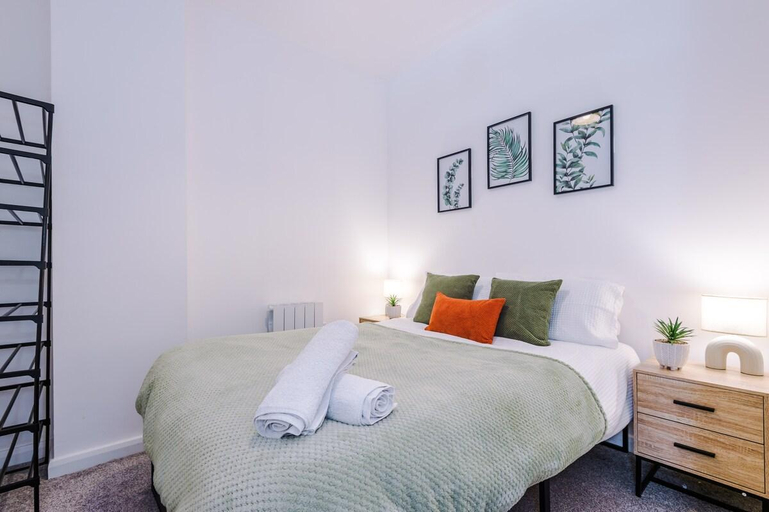 Others 3, Bolton: Stunning 2-Bedroom Apartment, Bolton