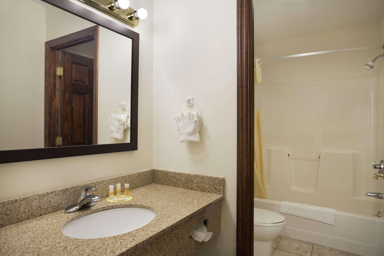 Bathroom 4, Quality Inn Great Barrington, Berkshire