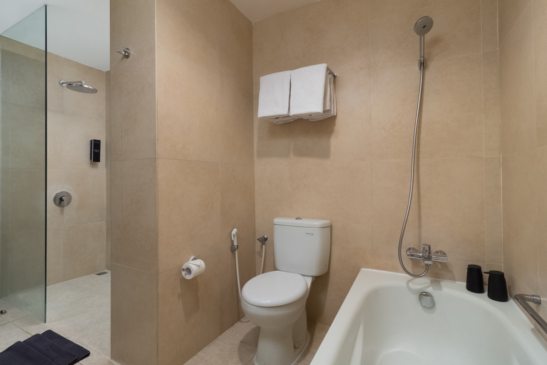 Bathroom 5, Hotel NEO Cirebon by ASTON, Cirebon