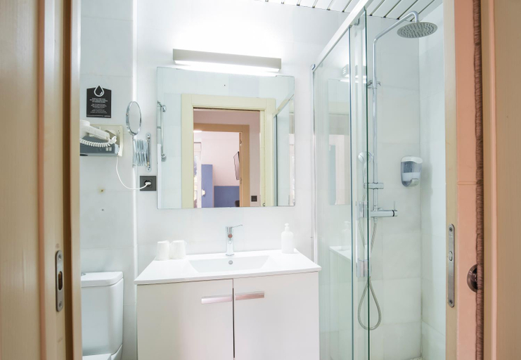Bathroom 2, Hotel Apartamentos Don Carlos, Cantabria