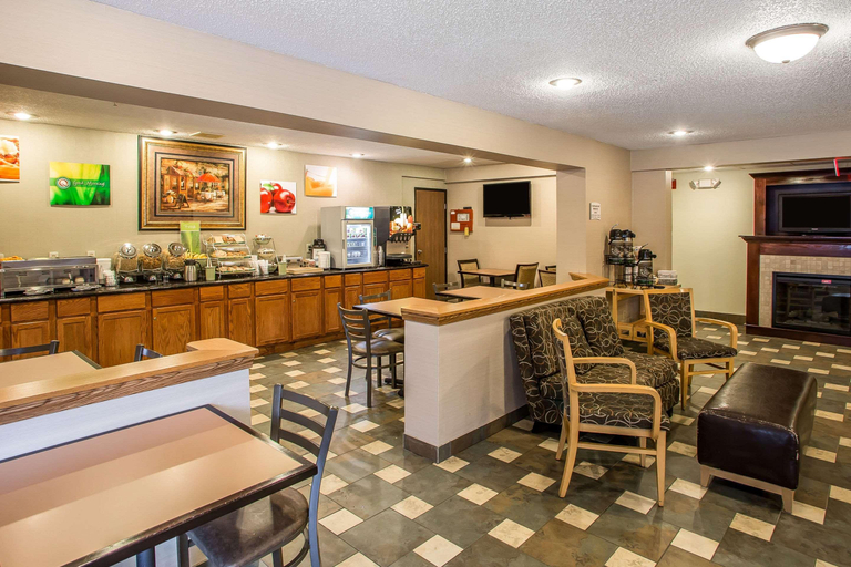 Food & Drinks 5, Quality Inn & Suites Marinette, Marinette