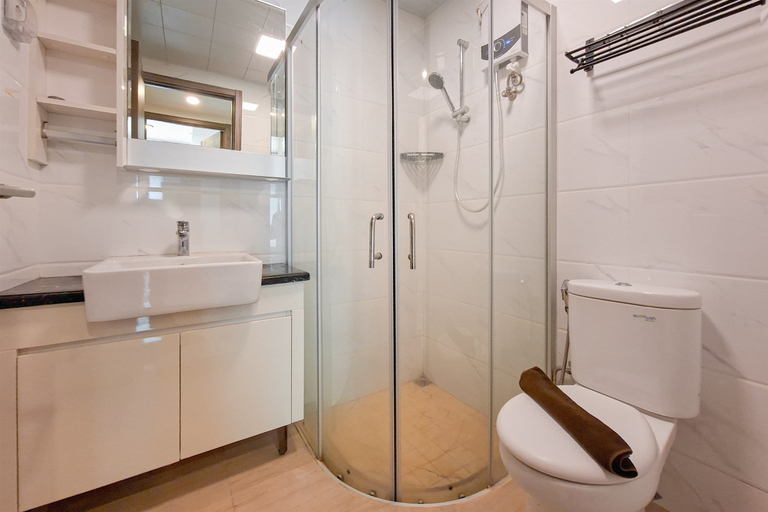 Bathroom 5, Monochromatic 2BR with Extra Working Room Apartment Sky House BSD By Travelio, Tangerang Selatan