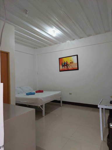 Bedroom 2, RedDoorz @ Wyns Hotel, Lucena City