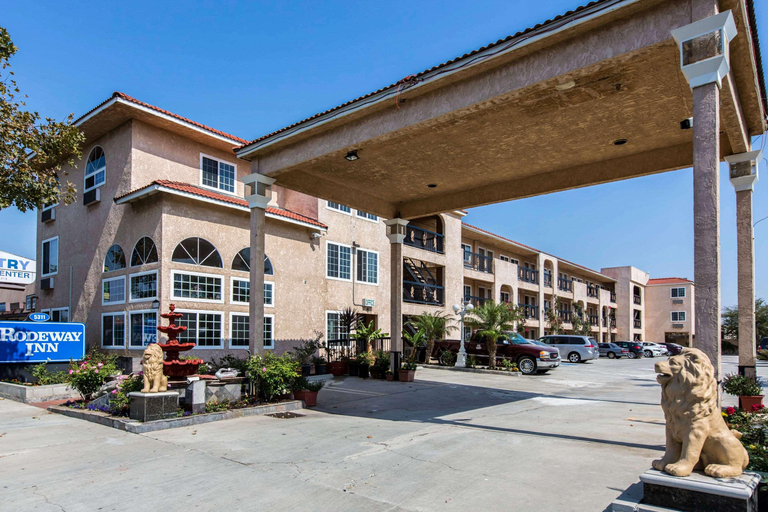 Exterior & Views 2, Rodeway Inn Cypress - Buena Park, Orange