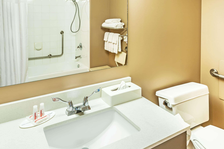 Bathroom 4, Super 8 by Wyndham Calgary/Airport, Division No. 6