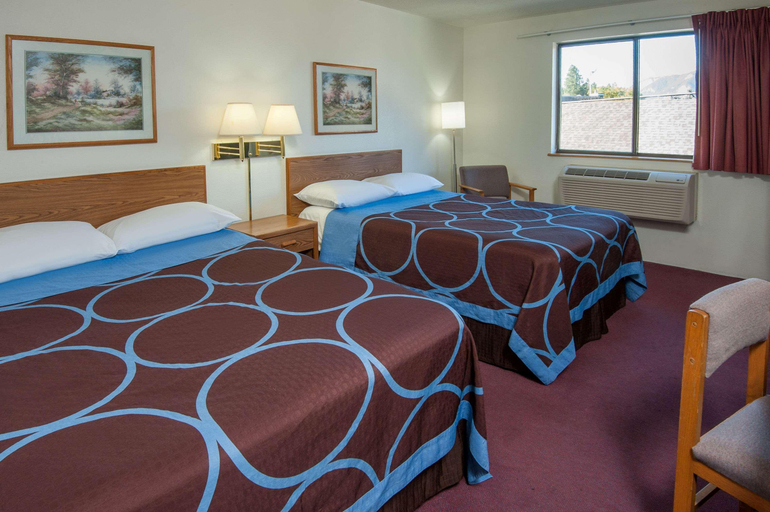 Bedroom 3, Super 8 by Wyndham Salmon Arm, Columbia-Shuswap