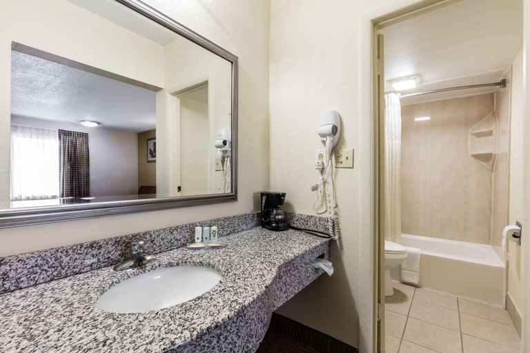 Bathroom, Quality Inn Tullahoma, Coffee