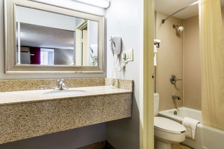 Bathroom 4, Econo Lodge Seymour, Jackson