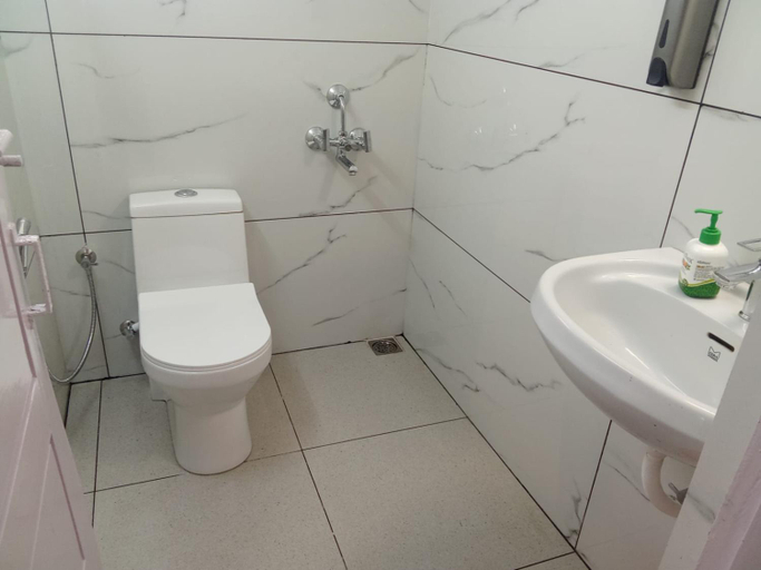 Bathroom 2, Hotel Samudra Tara, Thiruvananthapuram