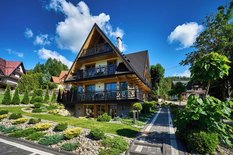 Exterior & Views