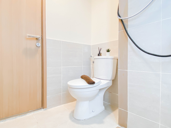 Bathroom 5, Simple Style 3BR Apartment at Meikarta By Travelio, Cikarang