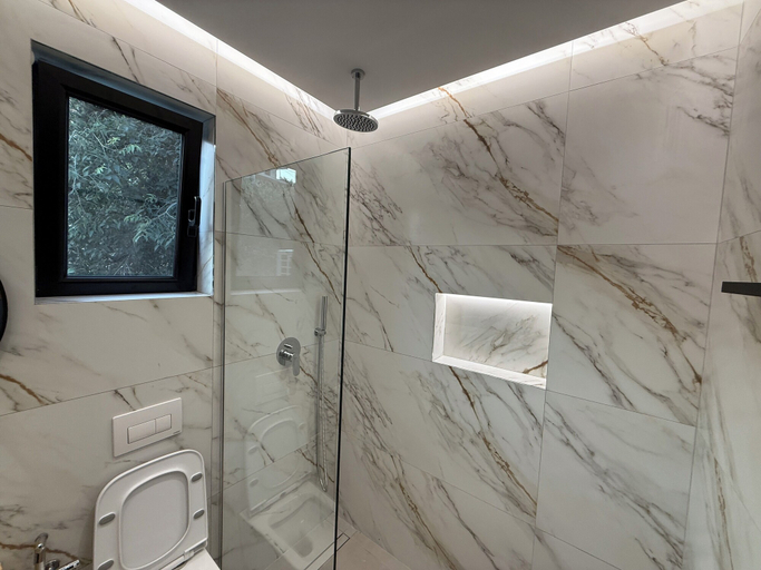 Bathroom 4, Hotel AURA, Sarandës