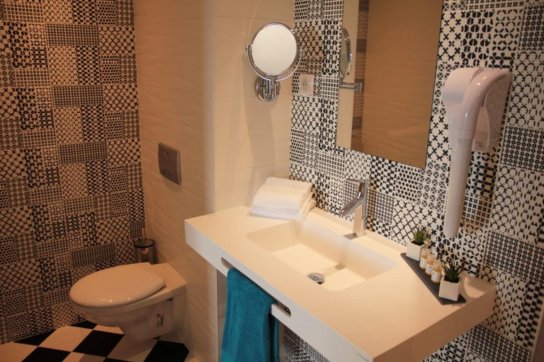 Bathroom 3, Le Cornouaille Hotel & Spa, Finistère