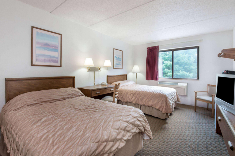 Bathroom 5, Super 8 by Wyndham Groton, New London