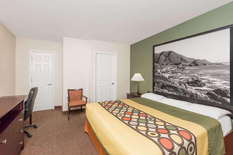 Bedroom 5, Super 8 by Wyndham Monterey, Monterey
