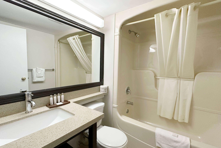Bedroom 3, Travelodge by Wyndham Welland, Niagara