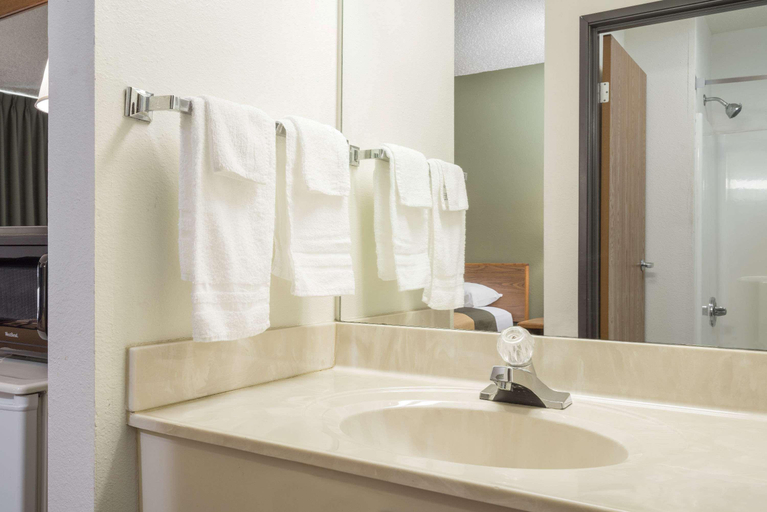 Bathroom 4, Super 8 by Wyndham Fond Du Lac, Fond du Lac