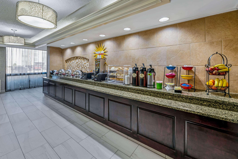 Food & Drinks, La Quinta Inn & Suites Dallas I-35, Dallas