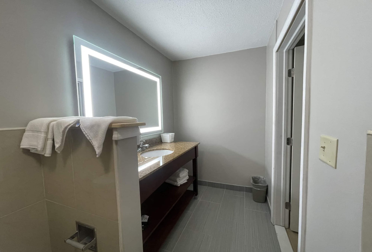 Bedroom 3, Days Inn & Suites by Wyndham York, York