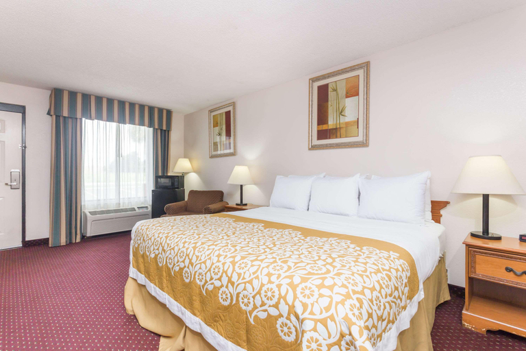 Bedroom 3, Days Inn by Wyndham Chiefland, Levy