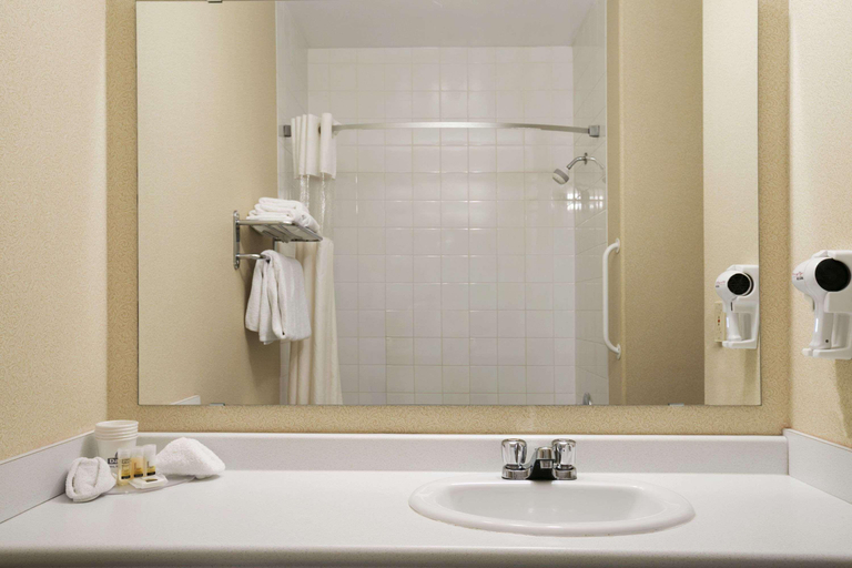 Bathroom 4, Days Inn by Wyndham Moose Jaw, Division No. 7