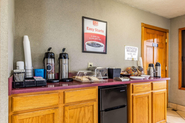 Food & Drinks 5, Econo Lodge Seymour, Jackson