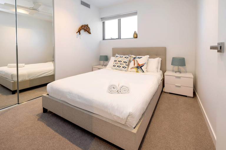 Room 5, 3BR Lux Beachfront Escape - Pool Gym King bed, Caloundra - Kawana