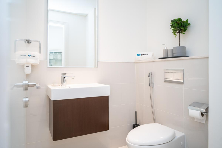 Bathroom 2, Chic Apt with Balcony and Pool near Burj Khalifa, Dubai