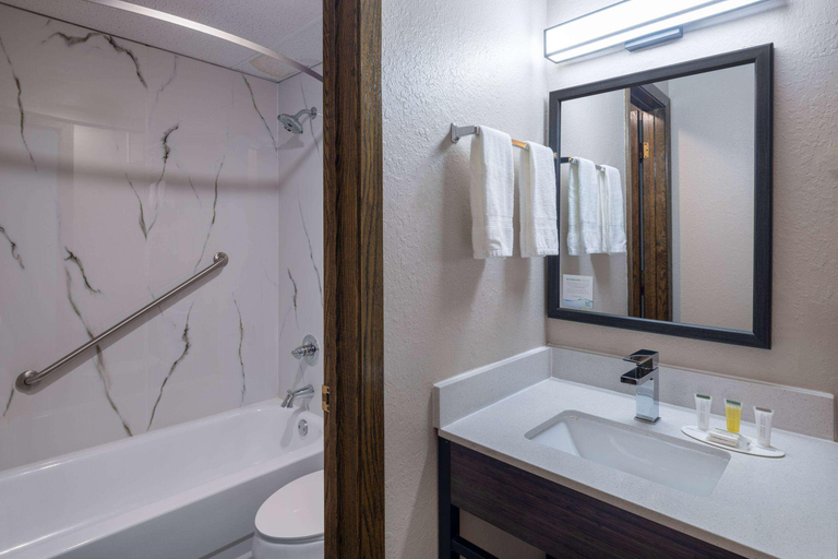 Bedroom 4, Super 8 by Wyndham Owatonna, Steele