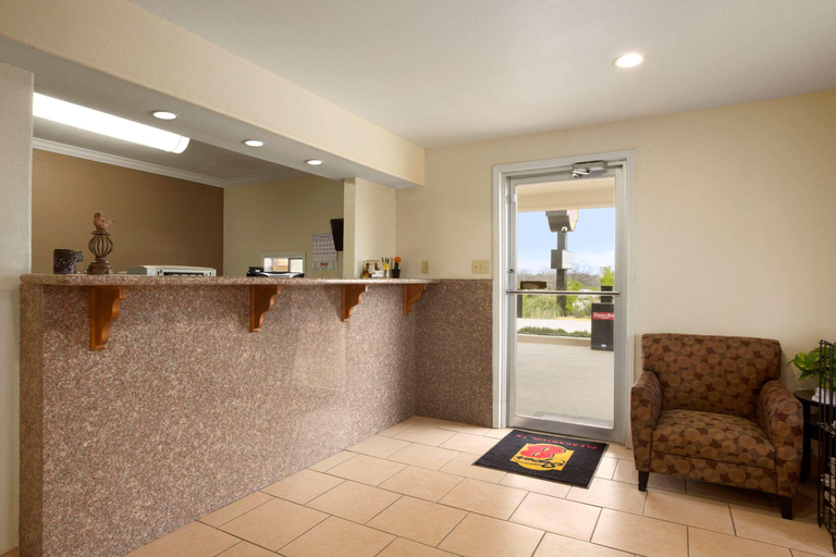 Public Area 2, Super 8 by Wyndham Pleasanton, Atascosa