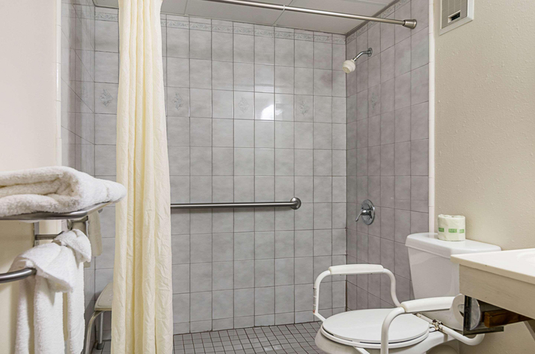 Bathroom, Econo Lodge Hays I-70, Ellis