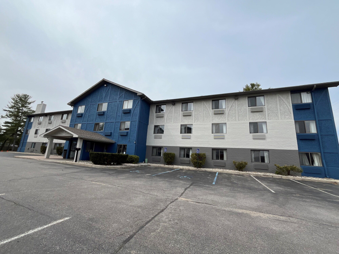 Exterior & Views 2, Days Inn & Suites by Wyndham Traverse City, Grand Traverse