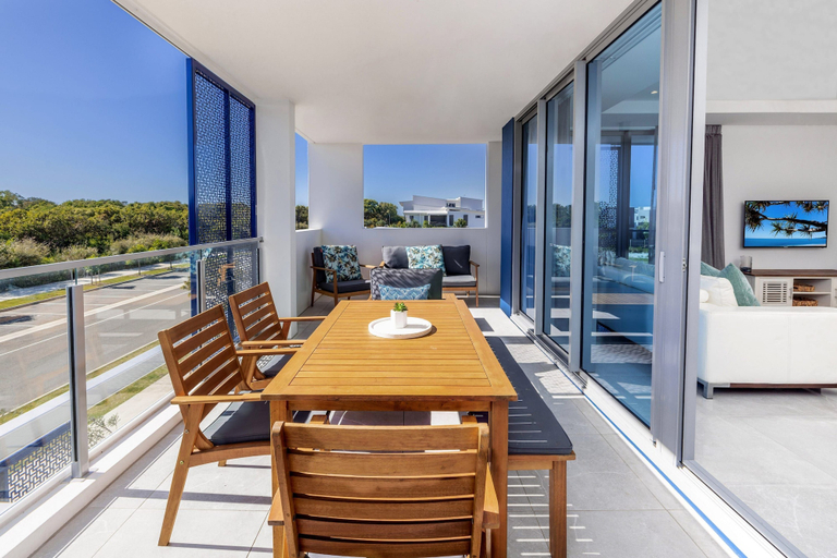 Room 1, 3BR Lux Beachfront Escape - Pool Gym King bed, Caloundra - Kawana