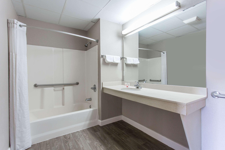 Bathroom 4, Super 8 by Wyndham Petersburg, Petersburg