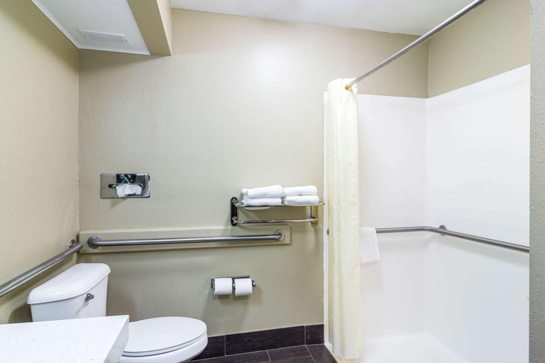 Bathroom 4, Quality Inn & Suites Canton Canton, Cherokee