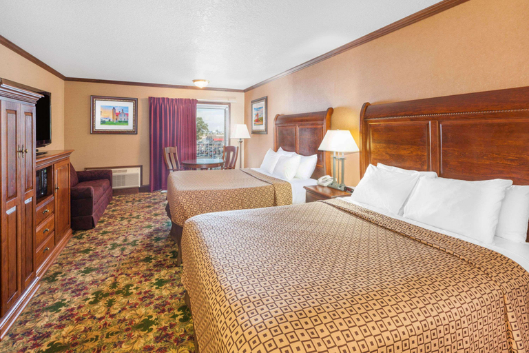 Bathroom 4, Ramada by Wyndham Mackinaw City Waterfront, Cheboygan