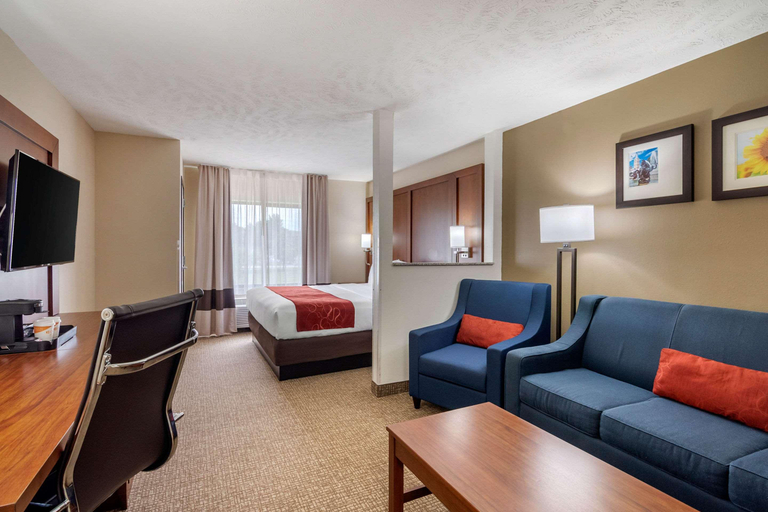 Bedroom 3, Comfort Suites Speedway, Wyandotte