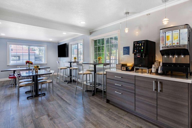 Food & Drinks 5, Super 8 By Wyndham Ukiah, Mendocino