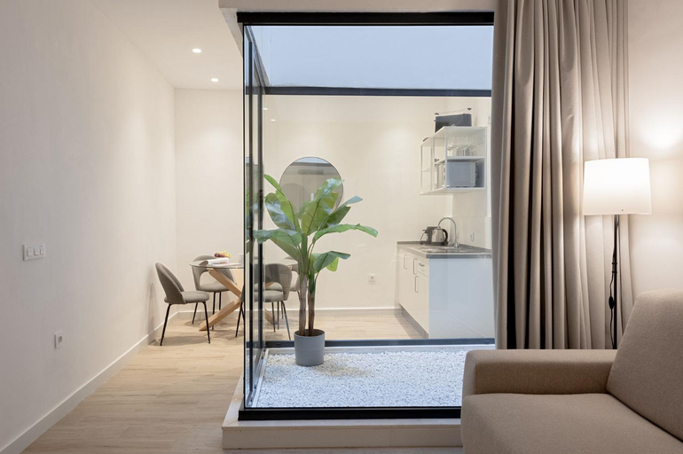 Kitchen 3, Santa Ana 18 Suite Apartments, Sevilla