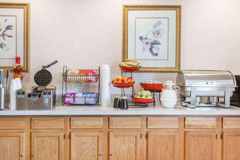 Food & Drinks 4, Ramada by Wyndham Strasburg Dover, Tuscarawas