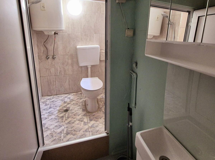 Bathroom 2, National Theatre Loft, Stolichna