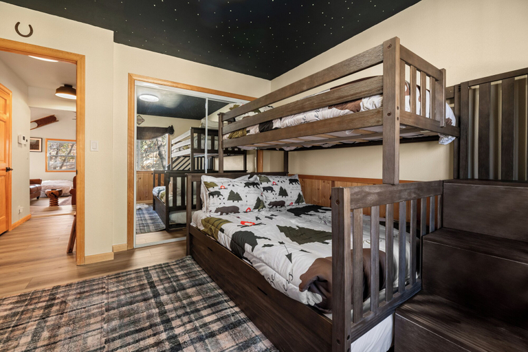 Bedroom 2, Lucky Paws, San Bernardino