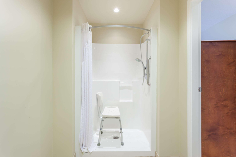 Bathroom 5, Super 8 by Wyndham Abbotsford BC, Fraser Valley