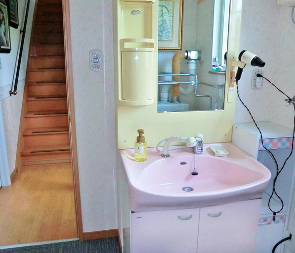 Bathroom 5, 丘の上白亜の洋館風別荘静かな小さなお宿 3階屋根裏部屋ロフトタイプ 3ベッドルームキッチン洗濯機なし, Biei