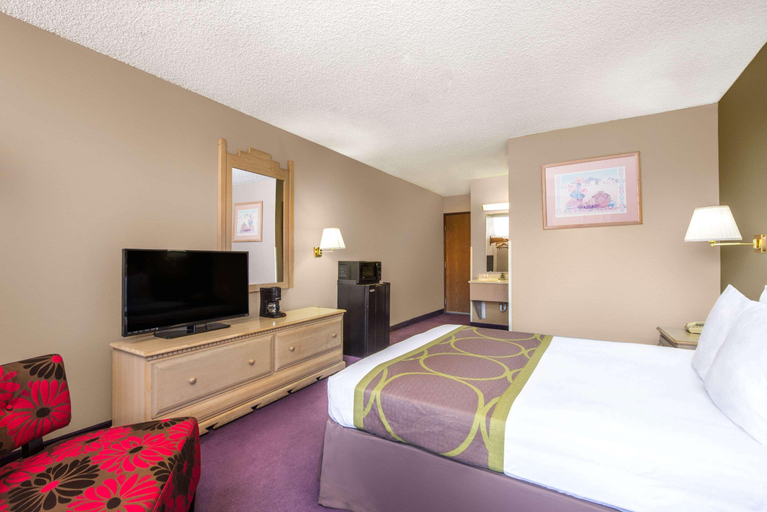 Bedroom 3, Super 8 by Wyndham Grants, Cibola